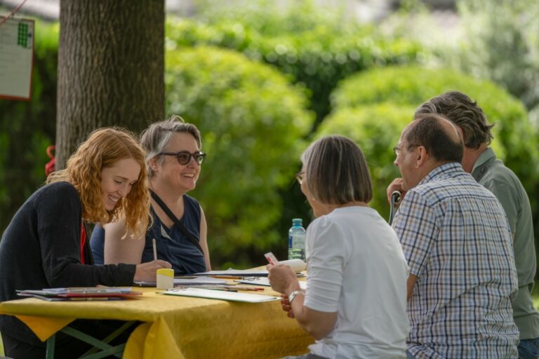 Projektteam im Gespräch mit Personen aus der Zielgruppe; Foto: Thomas Werchota