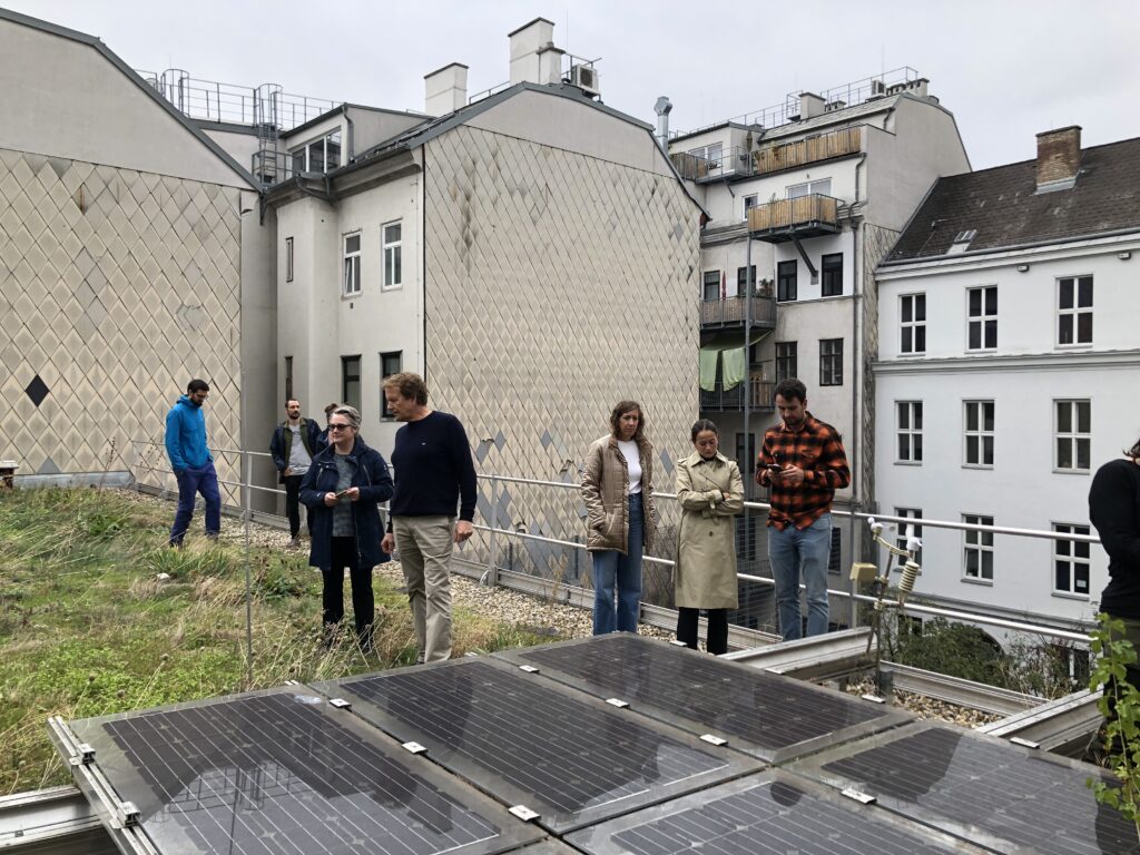 Besichtigung der PV Anlage am begrünten Schuldach des GRG7 Kandlgasse