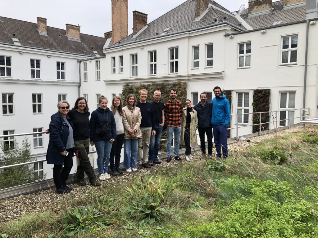 Gruppenfoto am begrünten Schuldach