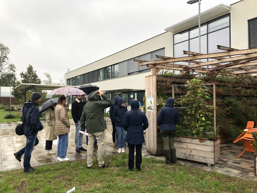 Besichtigung der Freiluftklasse vor der EMS Strasshof