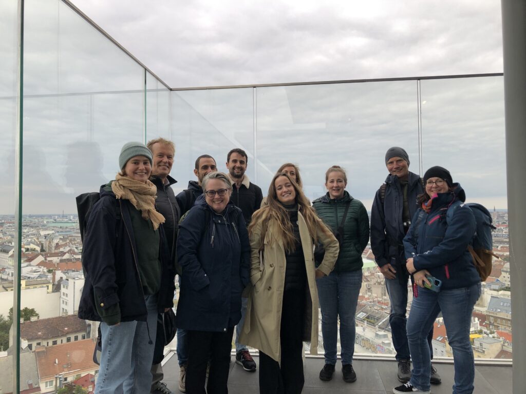 Gruppe auf der Terrasse des Haus des Meeres